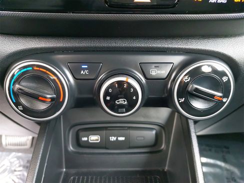 Used 2022 Hyundai Venue SE image 25