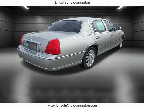 Used 2010 Lincoln Town Car Signature Limited image 8