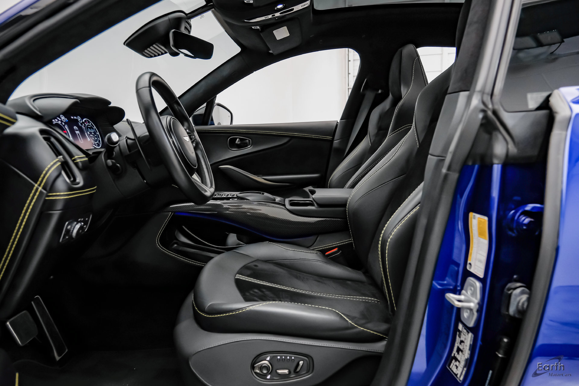 Used 2023 Aston Martin DBX AWD/4WD image 30