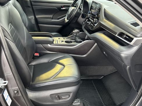 Used 2021 Toyota Highlander XLE image 22