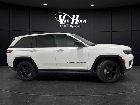 Certified 2024 Jeep Grand Cherokee Limited w/ Luxury Tech Group II AWD/4WD image 8