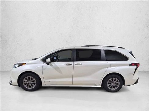 Used 2021 Toyota Sienna XLE w/ XLE Plus Package FWD image 5