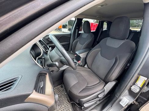 Used 2017 Jeep Cherokee Latitude w/ Cold Weather Group AWD/4WD image 9