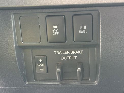 Used 2018 Toyota Tundra SR5 w/ SR5 Upgrade Package RWD image 31