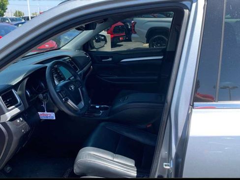 Used 2017 Toyota Highlander XLE FWD image 3