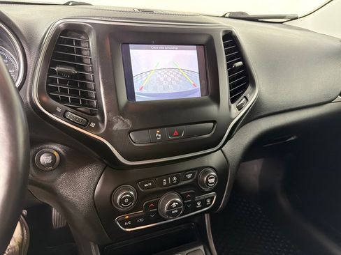 Used 2019 Jeep Cherokee Latitude Plus w/ Comfort/Convenience Group AWD/4WD image 18