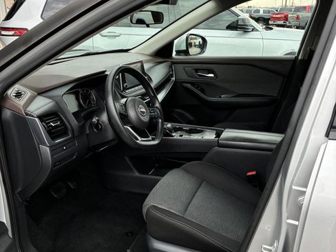 Used 2022 Nissan Rogue SV FWD image 4