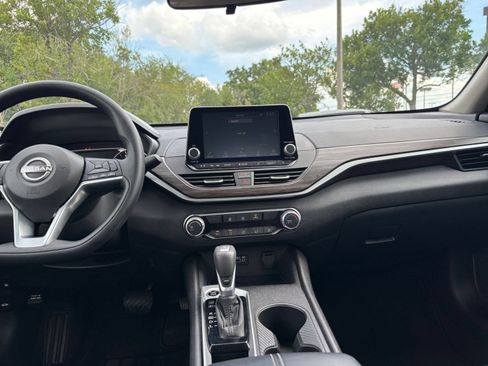 Used 2025 Nissan Altima 2.5 SV FWD image 17