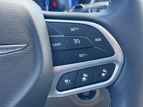Used 2023 Chrysler Pacifica Touring-L FWD image 9