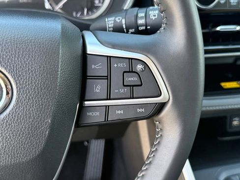Used 2025 Toyota Highlander XLE FWD image 17