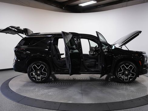 Used 2026 Chevrolet Traverse High Country w/ LPO, Floor Liner Package AWD/4WD image 9