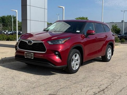 Used 2024 Toyota Highlander LE AWD/4WD image 7