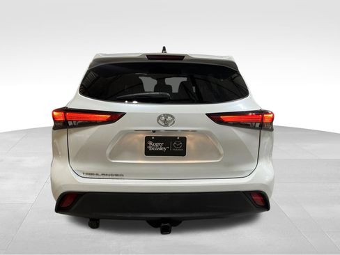 Used 2022 Toyota Highlander L FWD image 6