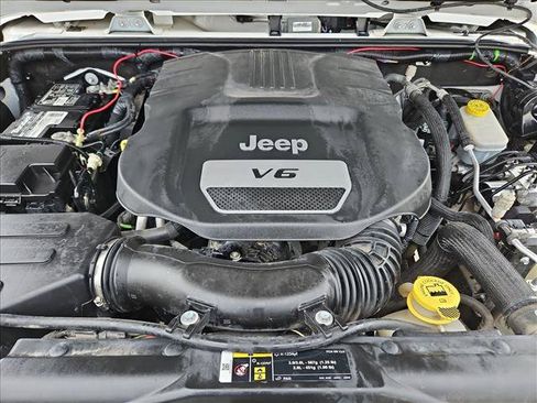 Used 2018 Jeep Wrangler Unlimited Sahara w/ Connectivity Group AWD/4WD image 22