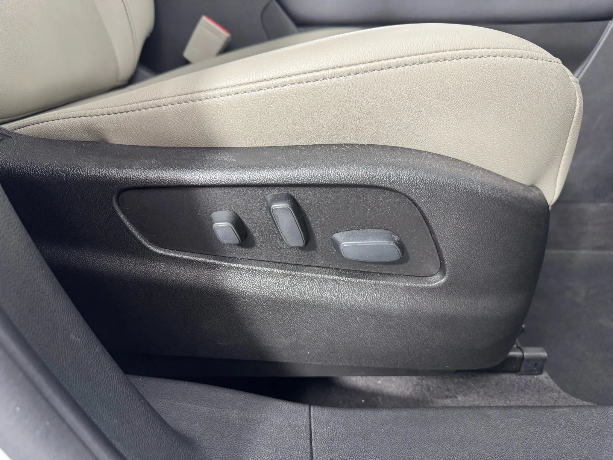 Used 2019 Cadillac XT4 Luxury w/ Cold Weather Package AWD/4WD image 37