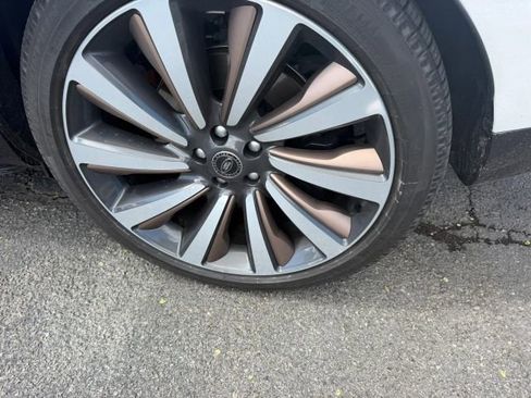 Used 2025 Land Rover Range Rover SV image 11