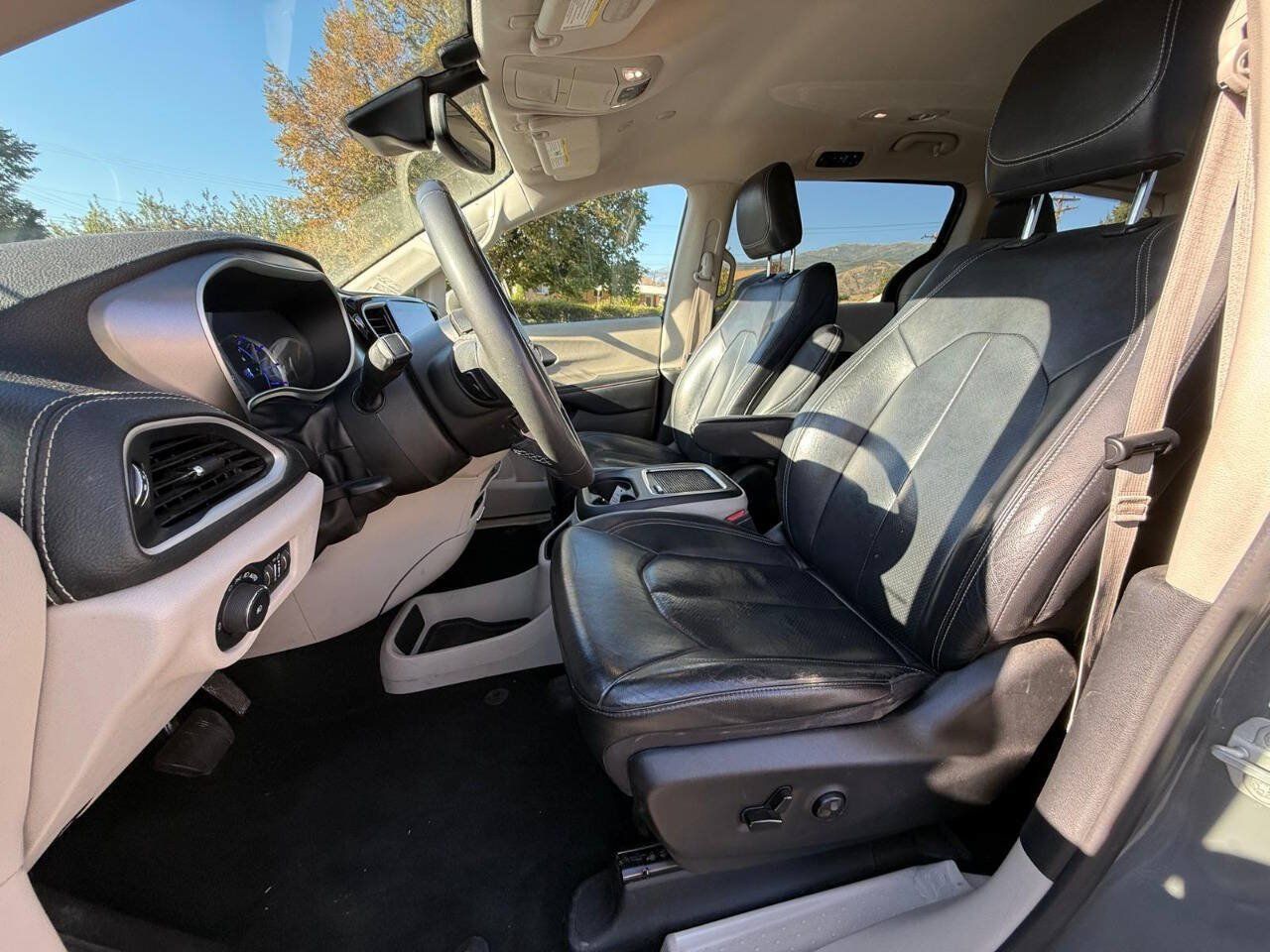 Used 2022 Chrysler Pacifica Touring-L FWD image 10