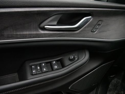 Certified 2023 Jeep Grand Cherokee Limited w/ Luxury Tech Group II image 19