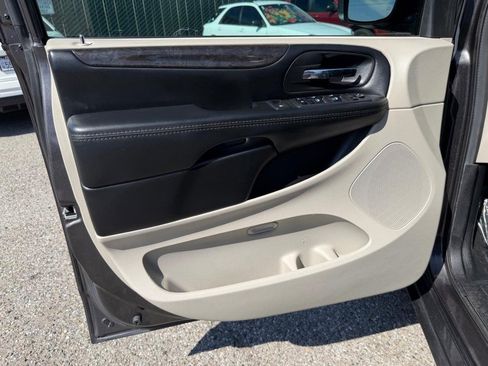 Used 2018 Dodge Grand Caravan SE w/ UConnect Hands-Free Group image 15
