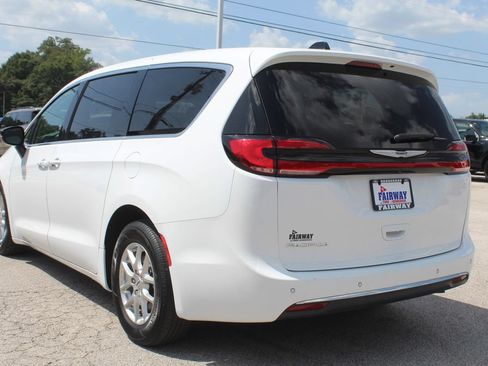 Used 2024 Chrysler Pacifica Touring-L FWD image 8