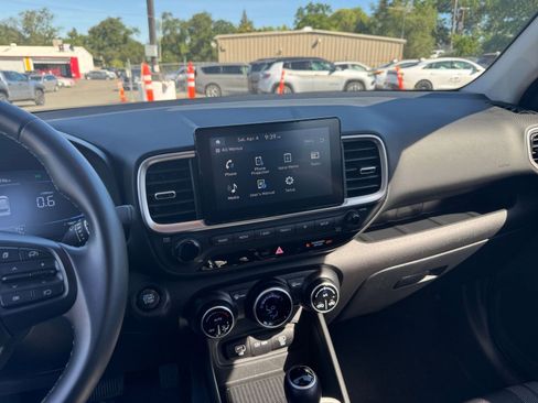 Used 2025 Hyundai Venue SEL image 17