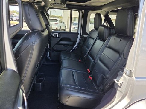 Used 2019 Jeep Wrangler Unlimited Sahara image 6