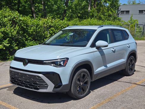 New 2026 Volkswagen Taos SE FWD image 1