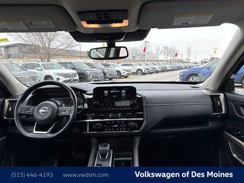 Used 2022 Nissan Pathfinder Platinum w/ Cargo Package image 11