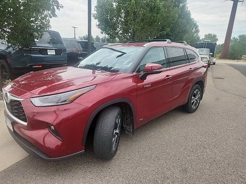 Used 2021 Toyota Highlander XLE AWD/4WD image 1