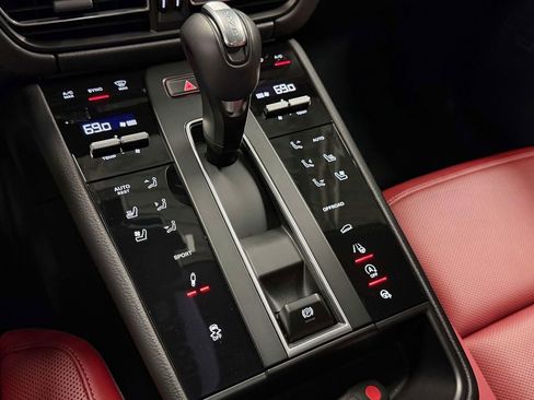 Used 2025 Porsche Macan S AWD/4WD image 40