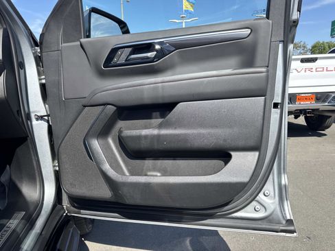 Used 2025 Chevrolet Suburban RST image 31