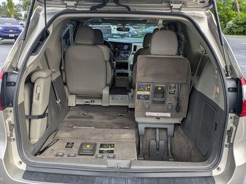 Used 2017 Toyota Sienna XLE Premium FWD image 12