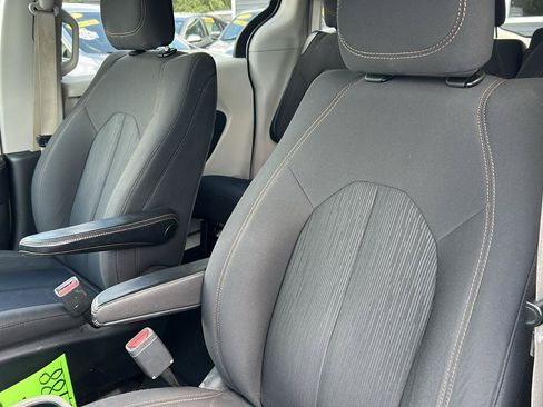 Used 2017 Chrysler Pacifica Touring FWD image 19