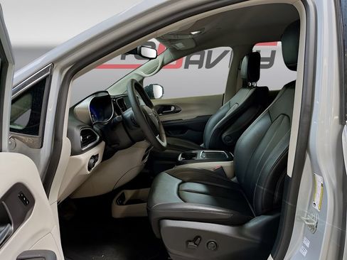 Used 2024 Chrysler Pacifica Touring-L FWD image 20