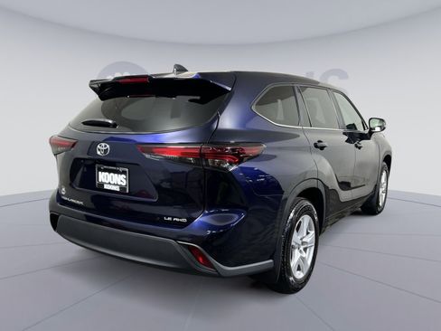 Used 2024 Toyota Highlander LE AWD/4WD image 7