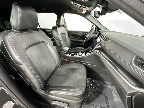 Used 2023 Jeep Grand Cherokee L Laredo image 28