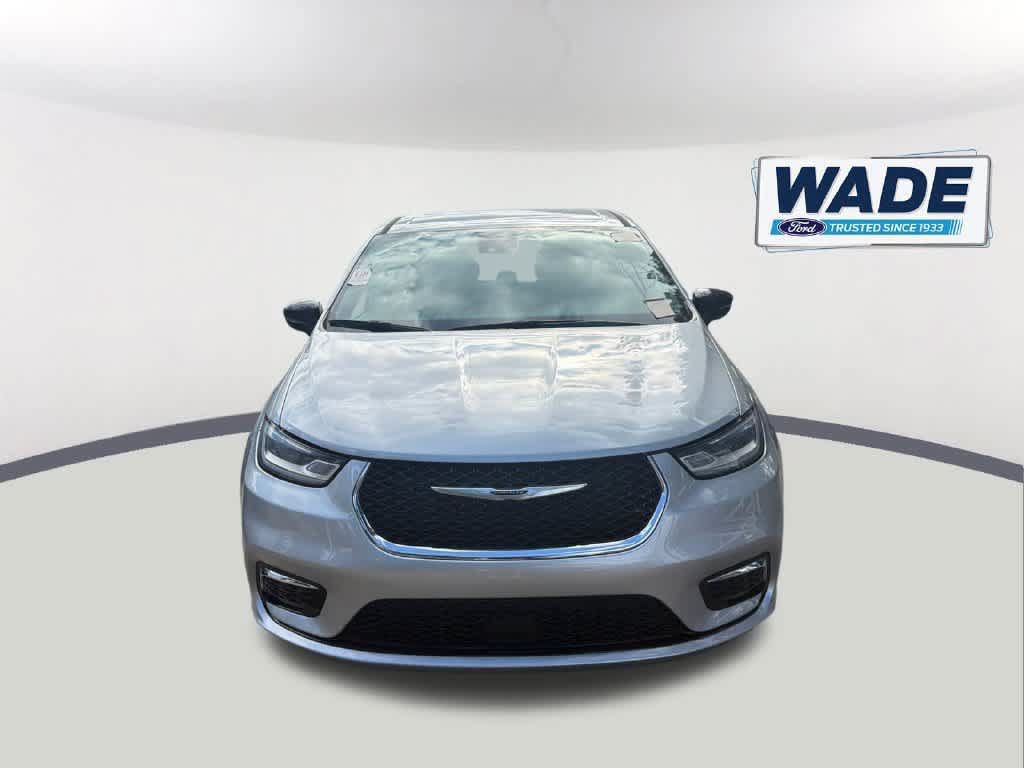 Used 2024 Chrysler Pacifica Touring-L FWD image 2