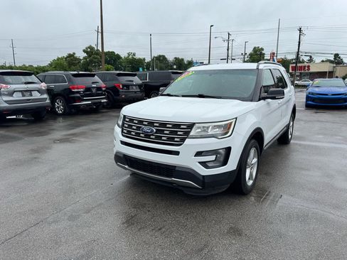 Used 2017 Ford Explorer XLT AWD/4WD image 7