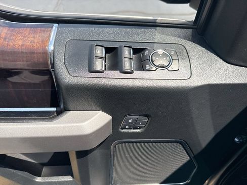 Used 2017 Ford F150 Platinum w/ Equipment Group 701A Luxury AWD/4WD image 13