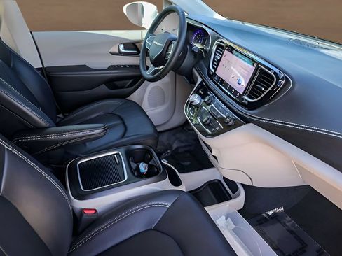Used 2022 Chrysler Pacifica Touring-L AWD/4WD image 31