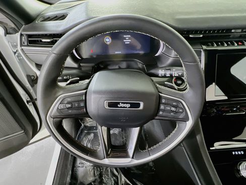 Used 2023 Jeep Grand Cherokee Altitude AWD/4WD image 11
