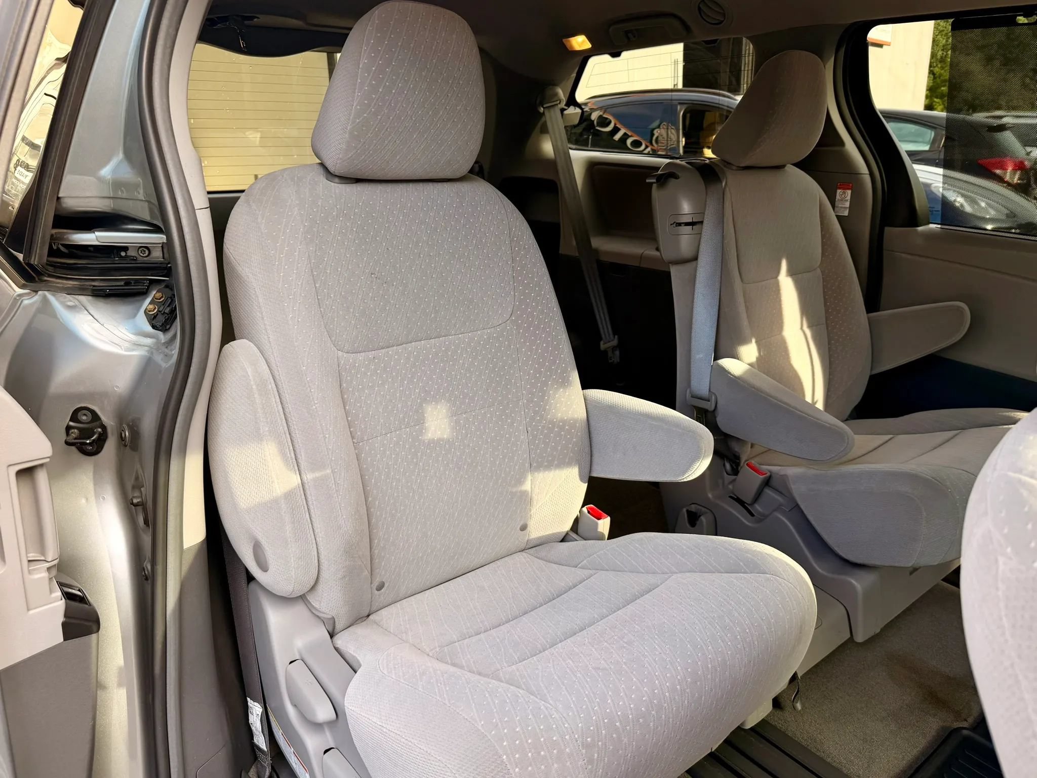 Used 2018 Toyota Sienna LE FWD image 32