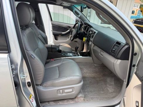 Used 2005 Toyota 4Runner Limited AWD/4WD image 10