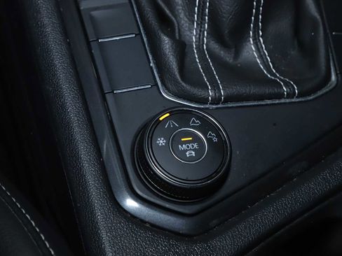 Certified 2024 Volkswagen Tiguan SE w/ Panoramic Sunroof Package AWD/4WD image 30