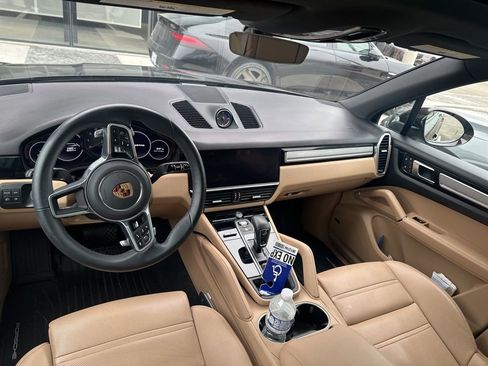 Used 2023 Porsche Cayenne Platinum Edition image 17