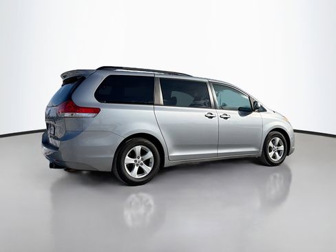Used 2013 Toyota Sienna LE image 2