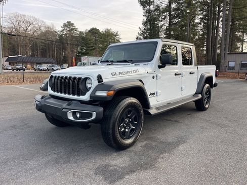 Used 2024 Jeep Gladiator Sport image 2
