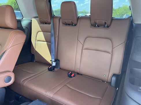 Used 2024 Nissan Pathfinder Platinum image 11