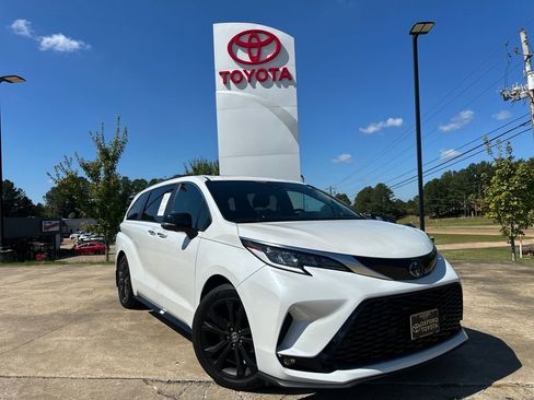 Used 2023 Toyota Sienna XSE FWD image 1