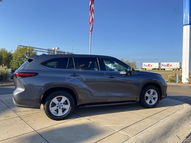 Used 2021 Toyota Highlander LE FWD image 12